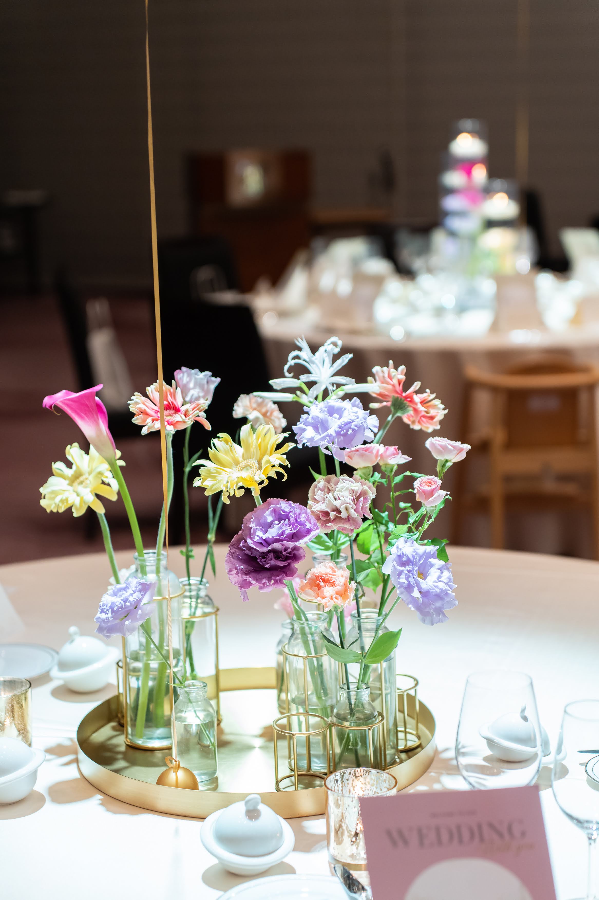 春らしいカラーの装花