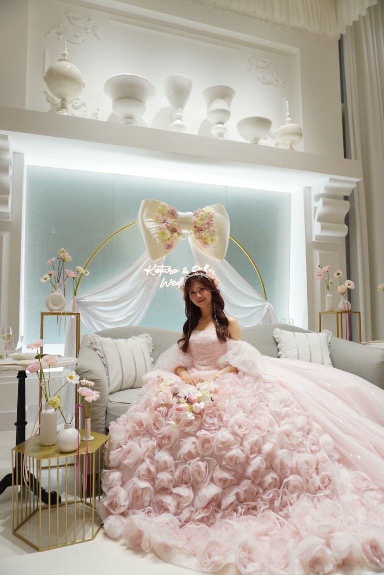 ネオン看板×メインソファで“映え”を撮る