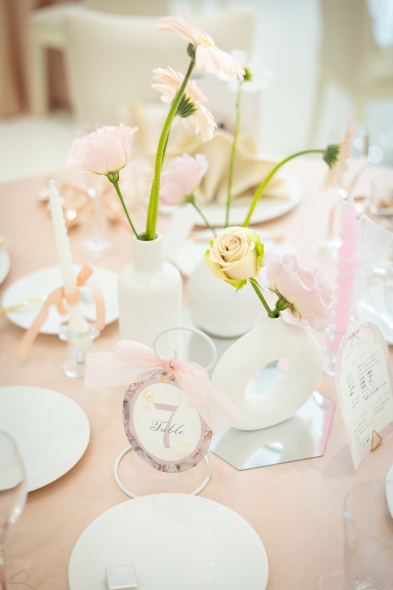 テーブル装花:ミラー×リボンで“可愛い”を増幅